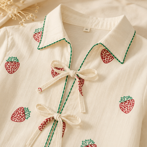 Elegante Blusa Casual de Algodón Crema para Mujer con Manga Larga, Bordado de Fresas y Lazo Delantero para Venta al por Mayor B2B - Product Image 2