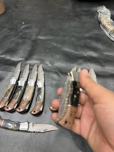 มีดพับทำมือจากเหล็กดามัสกัสทองแดง พร้อมปลอกหนัง มีดสำหรับตั้งแคมป์ DIY แบบกำหนดเอง EDC ขายส่ง - Product Image 3