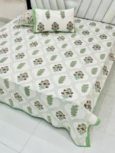 Parure de lit King Size de qualité supérieure, aspect soigné, 2 taies d'oreiller réversibles, imprimé élégant, texture douce, prix compétitif - Product Image 1