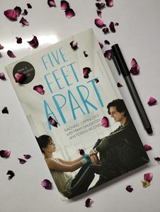 ห่างกันห้าฟุต โดย ราเชล ลิปปินคอตต์ หนังสือปกอ่อนภาษาอังกฤษ หนังสือวรรณกรรมรักและมิตรภาพ - Product Image 1