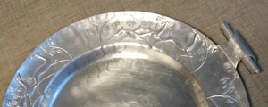 Assiette ronde en argent faite à la main avec motif de feuille en relief, en aluminium, pour mariages et événements de luxe - Product Image 2