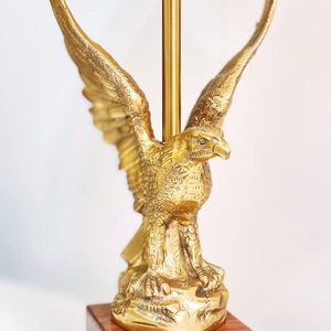 Lampe de table Aigle doré de luxe avec sculpture d'aigle en vol détaillée sur base en bois, lampe décorative élégante avec tissu blanc - Product Image 4