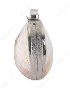 กระเป๋าคลัทช์ทรงวงรีเปลือกหอยธรรมชาติทำมือจากอินเดีย พร้อมกรอบเงินและตัวล็อคคริสตัล กระเป๋าสำหรับออกงานกลางคืนสไตล์ทะเล รับผลิตตามสั่ง (OEM) ส่งออก งานแฮนด์เมด - Product Image 4