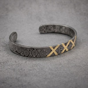 Bracelet manchette en acier de Damas – Incrustation en laiton pour homme, style viking rustique, bague d'engagement en forme de lune, cadeau pour lui - Product Image 6