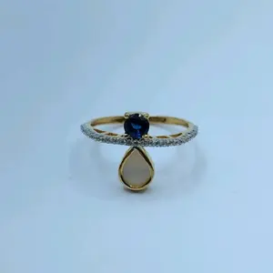 Bague exquise en or jaune 22 carats avec un centre en saphir bleu profond et un charm en forme de larme en nacre lumineuse - Product Image 3