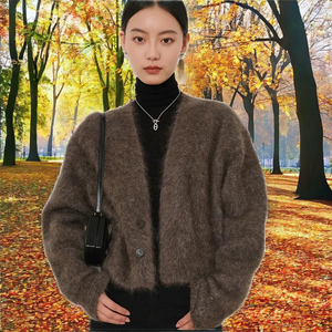 เสื้อคลุมไหมพรมกำมะหยี่สำหรับผู้หญิงไซส์ใหญ่ สไตล์ลำลอง แขนยาว ดีไซน์หรูหรา สำหรับฤดูใบไม้ร่วง  ผ้าเนื้อแน่น ติดกระดุมเม็ดเดียว แขนถอดได้ แต่งขนเฟอร์ - Product Image 2