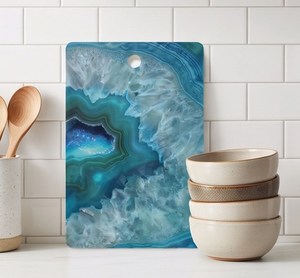 Planche à découper rectangulaire design Océan, motif géode en agate bleu-vert, avec trou de suspension – Meilleure vente - Product Image 3