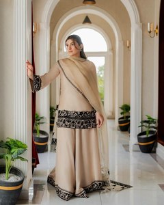 Ensemble salwar kameez en tissu de soie pure, au look simple et élégant, idéal pour les réceptions de fiançailles, les fêtes saisonnières et les mariages. - Product Image 3