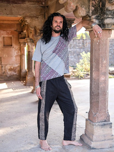 T-shirt en coton pour homme fait main avec un motif traditionnel imprimé au bloc, qualité supérieure, gris, col rond, manches courtes, style décontracté - Product Image 4