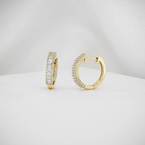 Pendientes de aro tipo huggie de oro blanco de 14k con diamantes baguette, delicados, con engaste de canal, brillantes, de lujo, para boda, minimalistas, apilables, finos - Product Image 3