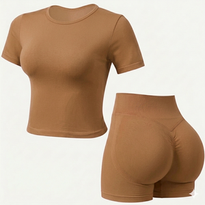 Ensemble de yoga et fitness personnalisé pour femme, couleur marron clair, haut à manches courtes et short taille haute froncé, tenue de sport unie pour la gym et le yoga - Product Image 1