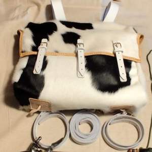 reproducción de una mochila de cuero de vaca de la época napoleónica francesa con correas de cuero blanco - Product Image 1