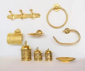 Juego de accesorios de baño vintage en tonos cálidos metálicos de calidad garantizada, un complemento sofisticado para baños de hoteles de lujo. - Product Image 1