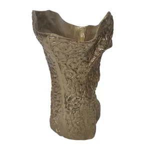 Vase en métal doré antique effet écorce d'arbre avec bord évasé irrégulier, support de fleurs sculptural organique pour table, salon, décoration intérieure - Product Image 3
