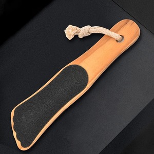 Râpe à pieds double face, outils de pédicure, éliminateur de peaux mortes et de callosités des talons, brosse exfoliante à manche en bois, soin des pieds avec papier de verre - Product Image 6