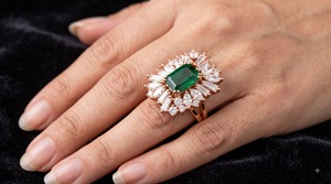 Bague de luxe en or jaune 14K avec émeraude verte taillée en grappe soleil, diamant de laboratoire et placage rhodium, personnalisable OEM pour soirée - Product Image 3