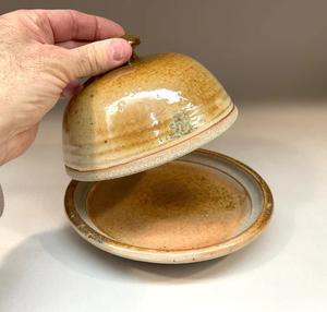 Mantequillera Artesanal en Forma de Domo con Tapa de Perilla Lisa, Acabado Rústico Glaseado, Plato Redondo para Servir, Elegante Almacenamiento de Mantequilla para Cocina - Product Image 1