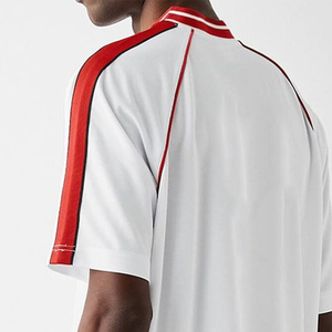T-shirt blanc à col en V et manches courtes pour homme avec bordure contrastante rouge et logo imprimé sur le devant, coupe décontractée, en polyester tricoté, 2026 - Product Image 2