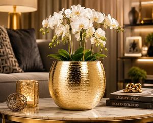 Pot de fleurs rond en métal doré martelé, sculpté à la main, de style moderne et luxueux, pour la décoration intérieure. - Product Image 1