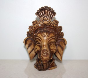 Estatua de Cabeza de Ganesha de Resina al por Mayor |   Ídolo del Dios Elefante Indio Ganpati para el Templo del Hogar y Decoración de Paredes |   Mano Religiosa Tradicional - Product Image 2