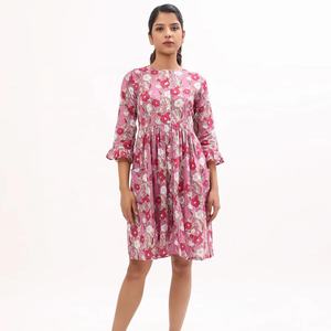 Vestido Midi Rosa bordado de mujer con mangas regulares para fiesta - Product Image 1