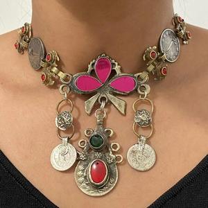 Collar tribal afgano Kuchi de lujo con flecos de monedas de triple capa, detalles en relieve metálico y piedra preciosa verde pulida - Product Image 3