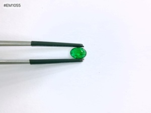 พลอยมรกตแซมเบียสีเขียวธรรมชาติ 100% รูปทรงวงรี น้ำหนัก 0.65 กะรัต คุณภาพสูง สีอ่อนใส เหมาะสำหรับแหวนและจี้ - Product Image 2