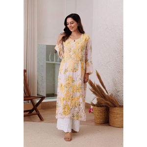 Haut attrayant en géorgette imprimé et brodé, style palazzo, blanc et jaune - Product Image 1