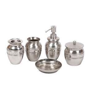 Ensemble de salle de bain en métal avec distributeur de savon, porte-brosse à dents, plateau et accessoires de salle de bain modernes et élégants - Product Image 1