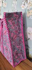 Sacs en coton indiens faits à la main avec un magnifique imprimé floral personnalisé et un style unique, disponibles pour soutenir les artisans locaux et les causes sociales. - Product Image 4