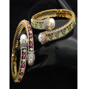 Magnifiques bracelets en laiton plaqué or de qualité supérieure, ouvrables, design tendance pour mariage, fiançailles, soirée, pour femmes, avec moissanite - Product Image 1