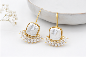 Pendientes colgantes de latón con perlas sintéticas, chapados en oro de 18 quilates, hechos a mano, joyería para mujer para uso diario. - Product Image 2
