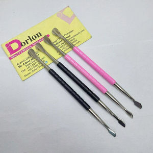 Coupe-cuticules triangulaire professionnel en acier inoxydable, grattoir noir et rose, pousse-cuticules en forme de cuillère pour usage en salon, outils et fournitures pour ongles - Product Image 1