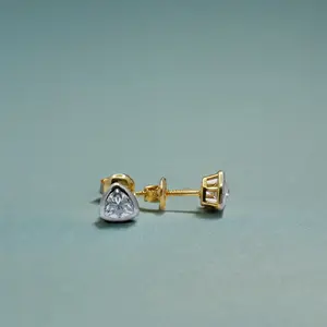 Boucles d'oreilles clous en or 22 carats avec diamants triangulaires, sertissage moderne, bijoux minimalistes élégants pour femmes, à porter au quotidien - Product Image 3