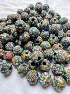 Perles de verre Krobo africaines en gros |   Perles en verre recyclé faites à la main |   Perles colorées en tube et perles rondes en boîte pour la création de bijoux - Product Image 6