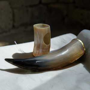 Corne à boire viking de qualité supérieure avec bordure en laiton et support en bois, tasse à bière médiévale artisanale à prix avantageux - Product Image 2