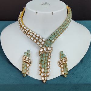 Collier de qualité supérieure avec de magnifiques boucles d'oreilles, pouvant être porté avec des tenues ethniques et occidentales, léger et idéal pour les soirées. - Product Image 5