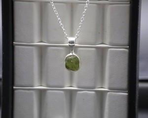 Collar con Colgante de Peridoto Natural en Bruto, Gema de Cristal Verde, Joyería de Plata Hecha a Mano, Piedra Curativa, Regalo Boho para Mujer - Product Image 5