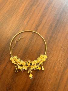 แหวนจมูกทองคำแท้ 22k แบบอินเดียสำหรับงานแต่งงาน เครื่องประดับเจ้าสาว นาท ลายดอกไม้เคลือบสีรูปนกยูง ดีไซน์ห่วงขนาดใหญ่ พร้อมสายเจาะ - Product Image 5