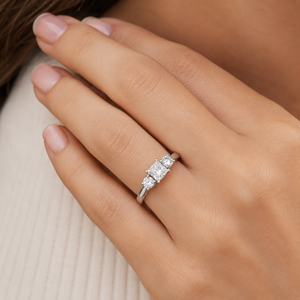 Bague de fiançailles et d'anniversaire pour femme en argent sterling 925 avec moissanite taille princesse et trois pierres serties à griffes - Product Image 6