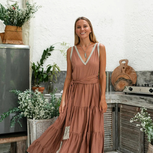 Vestido Maxi Bohemio Rosa Empolvado con Volantes de Algodón y Cinturón de Flecos, Estilo Diosa Bohemia, para Dama de Honor, a Precio Mayorista - Product Image 4