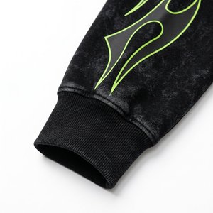 Conjunto de Sudadera con Capucha y Pantalones Cortos Negros con Lavado Ácido para Hombre, con Estampado de Llamas Verde Neón, Logotipo Personalizado, Ropa Deportiva Urbana, Corte Holgado, para Verano - Product Image 4