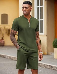 Ensemble court décontracté en polyester tricoté vert pour homme, couleur unie, séchage rapide, tenue d'été, look deux pièces - Product Image 3