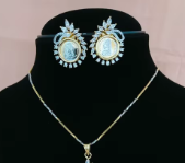 Ensemble de colliers pendentifs finition dorée de créateur avec boucles d'oreilles et magnifiques pierres AD pour la fête pour les femmes - Product Image 2