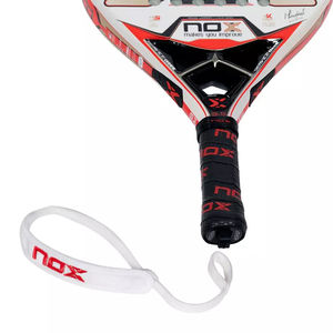 Overgrip de tennis Nox avec cordon de sécurité, impression sérigraphique noire et rouge, ajustement universel - Product Image 2
