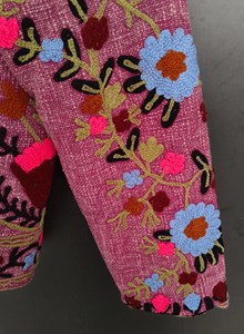 Exquisita Chaqueta de Algodón Kashmiri Acolchada y Bordada a Mano con Vibrante Trabajo Floral de Crewel e Intrincado Bordado Aari, Transpirable - Product Image 5