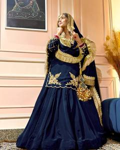 Robe de mariée indienne pakistanaise traditionnelle pour femme, bleu marine, en soie brodée, longueur ras du sol, avec bordure dorée, coupe classique - Product Image 1