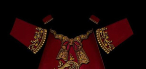 Robe en soie de style russe traditionnel pour femmes, motif uni rouge et or, coupe classique, élégante, ethnique, dessinée à la main - Product Image 2