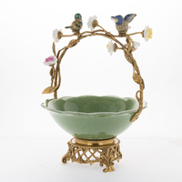 Traditionele Chinese metalen groene schaal met verguld vogel- en bloemenhandvat, handgemaakte decoratieve schaal voor decoratie en presentatie