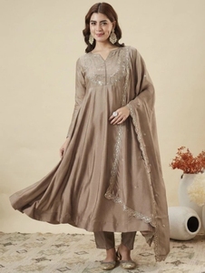 Ensemble Salwar Kameez Traditionnel pour Enfants KV en Mélange de Soie, Kurta, Pantalon et Dupatta pour Fêtes - Product Image 4